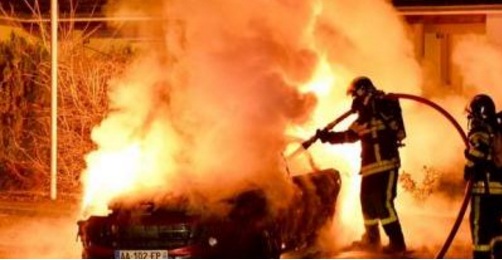 Во Франција за Нова година запалени 804 автомобили и упасени 622 лица