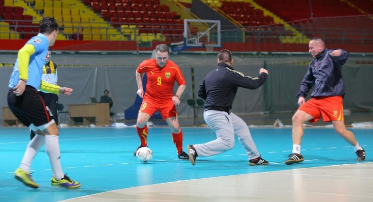 Премиерот играше фудбал во спортскиот центар „Борис Трајковски“