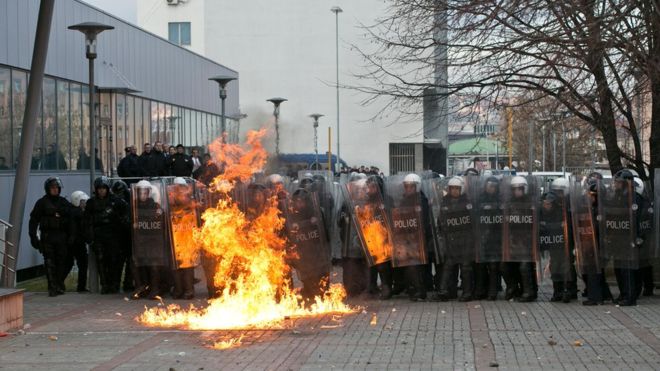 Нереди во Приштина - Демонстранти фрлија молотови коктели во Владата