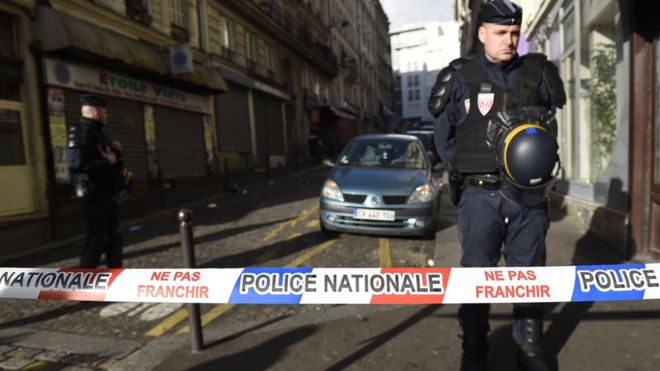 Напаѓачот на полицијата во Париз, барал азил во Германија