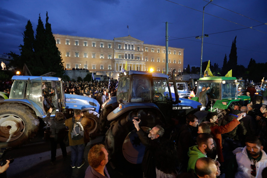 Грчките земјоделци ја прекинаа блокадата на Атина