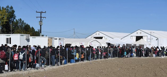 Околу 7.000 бегалци чекаат влез во Македонија