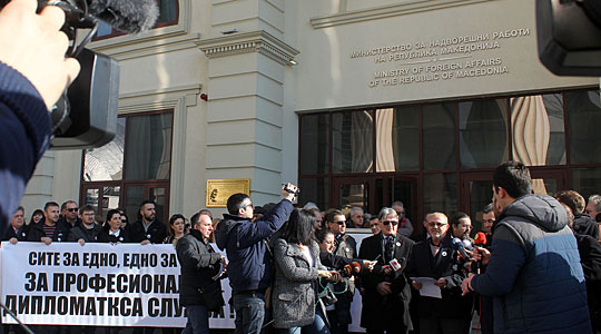 Синдикатот на дипломатската служба на протест
