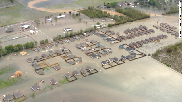 Поплави во САД: Три лица загинаа, илјадници евакуирани