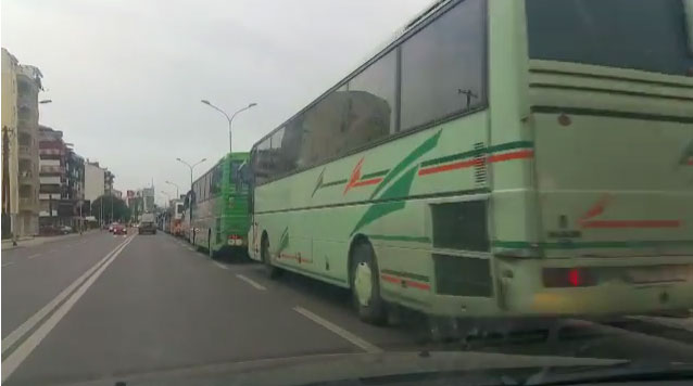 Партиски активисти донесени со автобуси на протестот за поддршка на СЈО