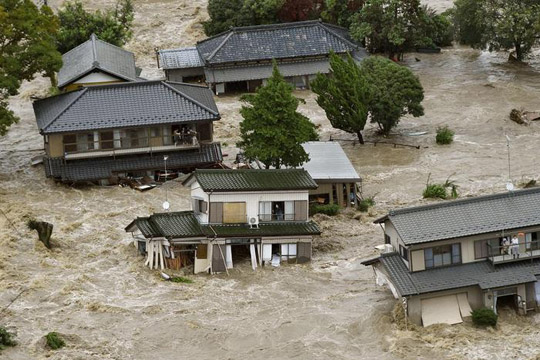 Тројца загинати во поплавите во Јапонија