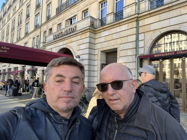 Виктор Мизо го знаат сите охриѓани, а верувам и Македонци, но хотелот „АДЛОН“ во Берлин каде Хитлер го пиел утринското кафе го знаат многу малку луѓе. Тоа е најблиската локација до Бранденбуршката капија каде јас и Мизо пиеме „Радлер“