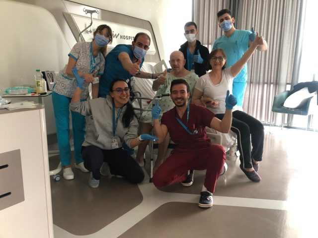 Првиот успех во рехабилитацијата – со тимот од доктори во болничката соба 